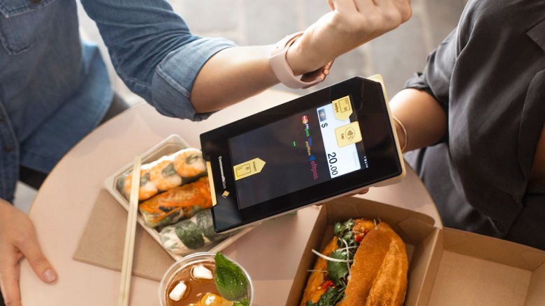 eating and paying with Albert and Apple Pay