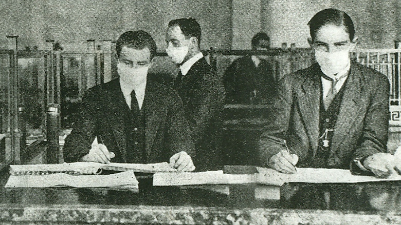Bank tellers wearing masks in 1918