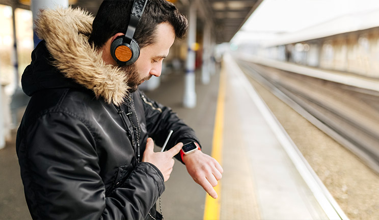 Man wearing smartwatch