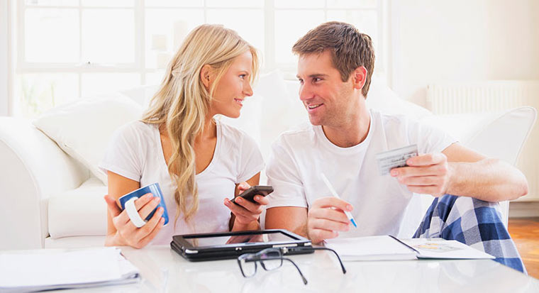 Couple sit together working on a budget